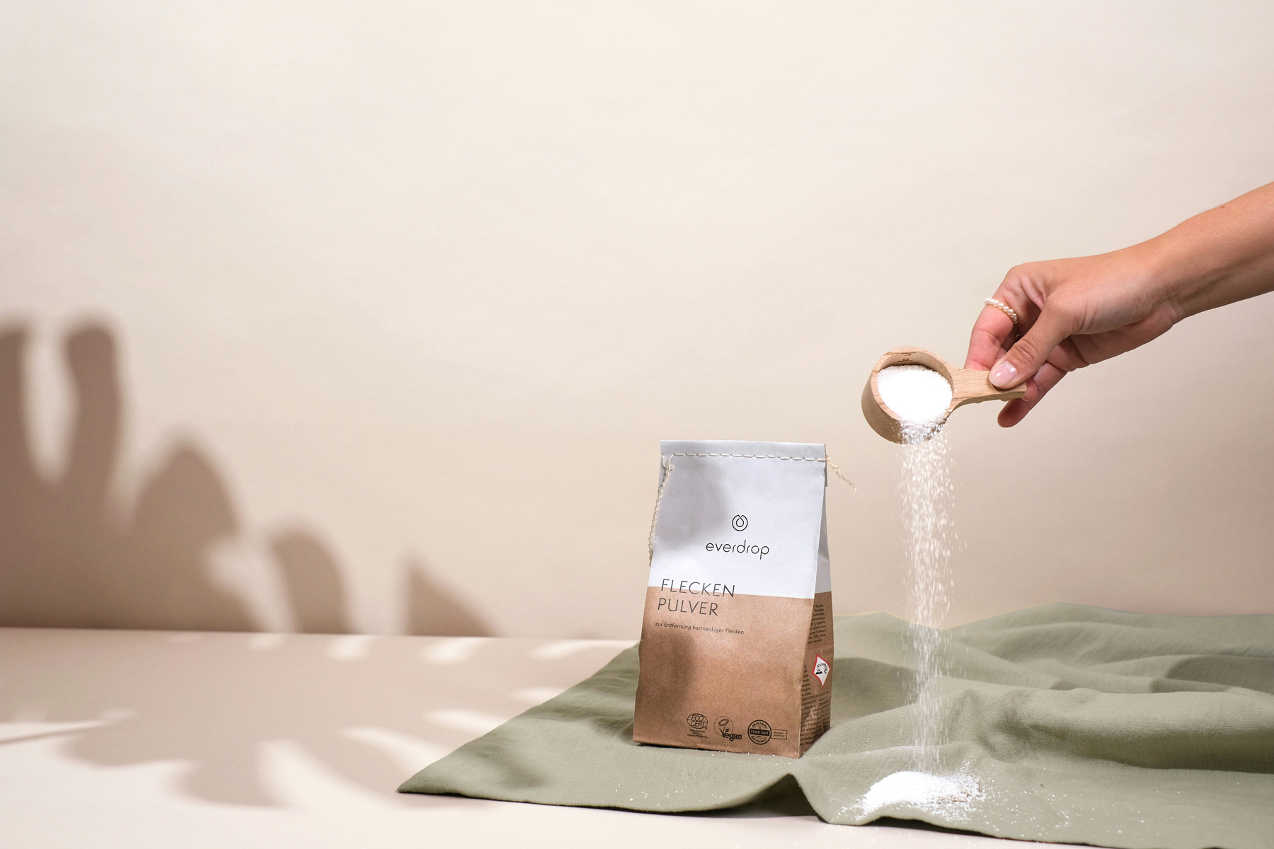 Natürliche Reinigungsmittel auf einem Holztisch